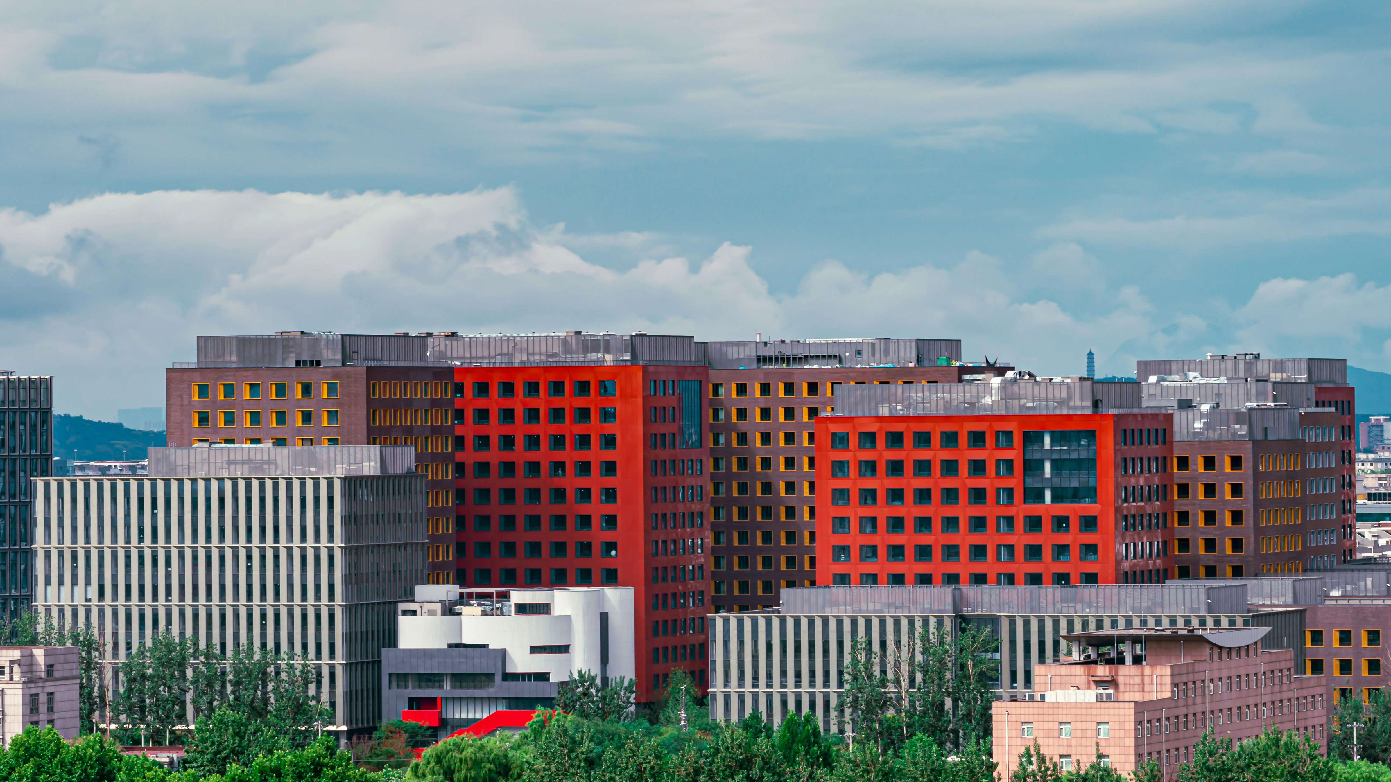 শহরের একটি উঁচু ভবন