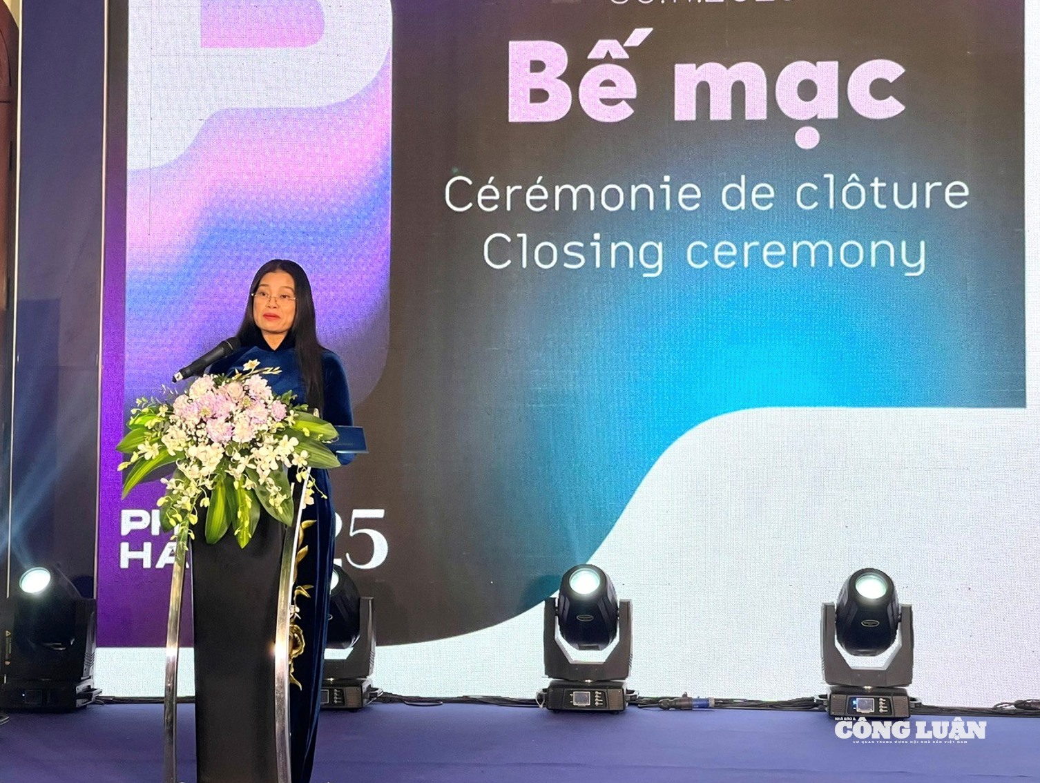 हनोई संस्कृति एवं खेल विभाग की निदेशक सुश्री बाक लिएन हुआंग ने समारोह में भाषण दिया।