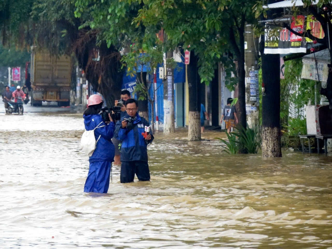 Ibu Sau mengatakan bahwa ia telah mengalami banyak bencana alam yang parah, menyaksikan Topan Damrey pada tahun 2017 yang menewaskan 44 orang, tanah longsor di Khanh Le dan Khanh Son, serta banjir tahunan yang selalu dapat diatasi oleh masyarakat.