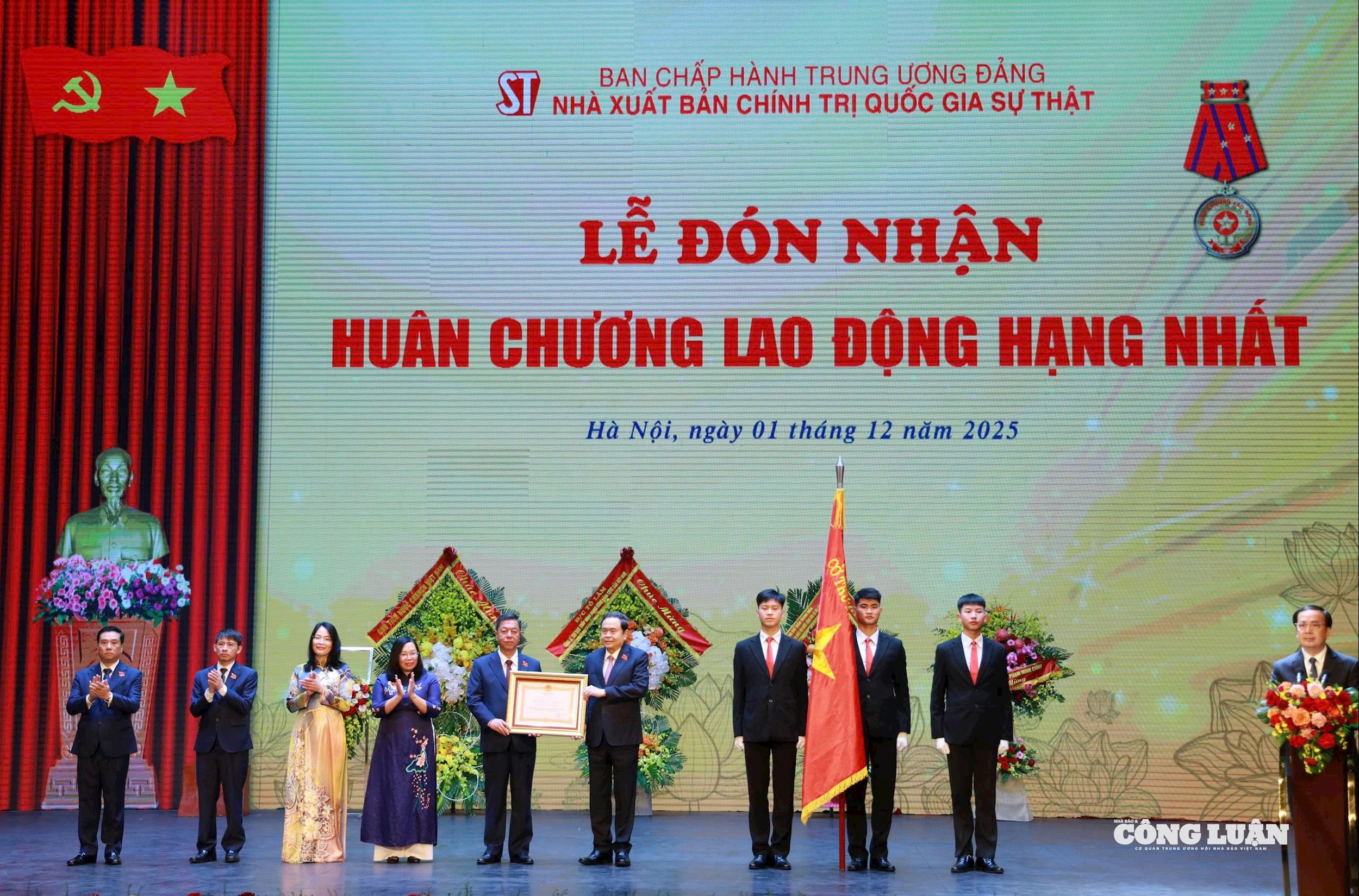 Hình ảnh: Nhà xuất bản Chính trị quốc gia Sự thật kỷ niệm 80 năm và đón nhận Huân chương Lao động hạng Nhất số 1