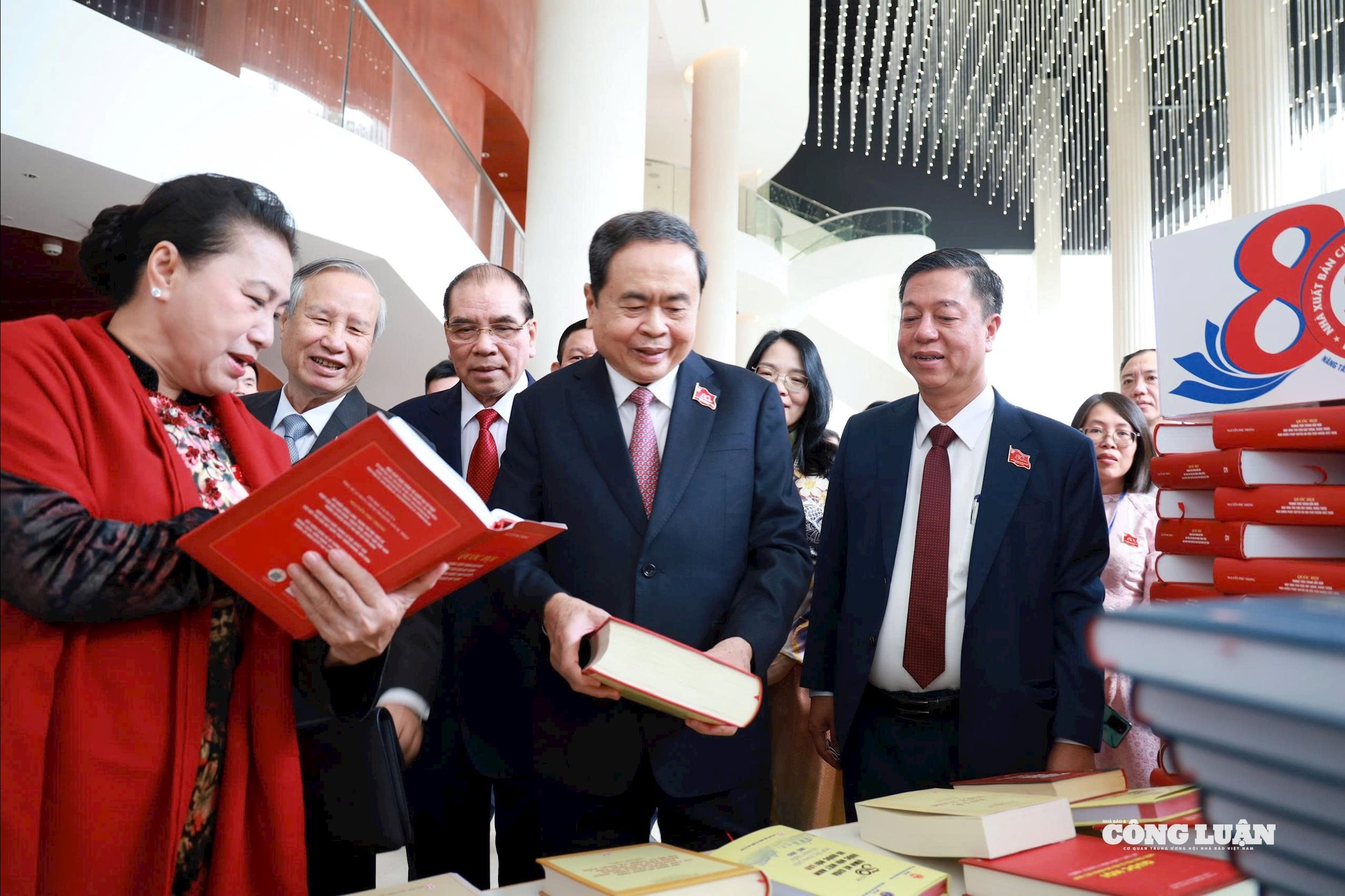 Hình ảnh: Nhà xuất bản Chính trị quốc gia Sự thật kỷ niệm 80 năm và đón nhận Huân chương Lao động hạng Nhất số 5