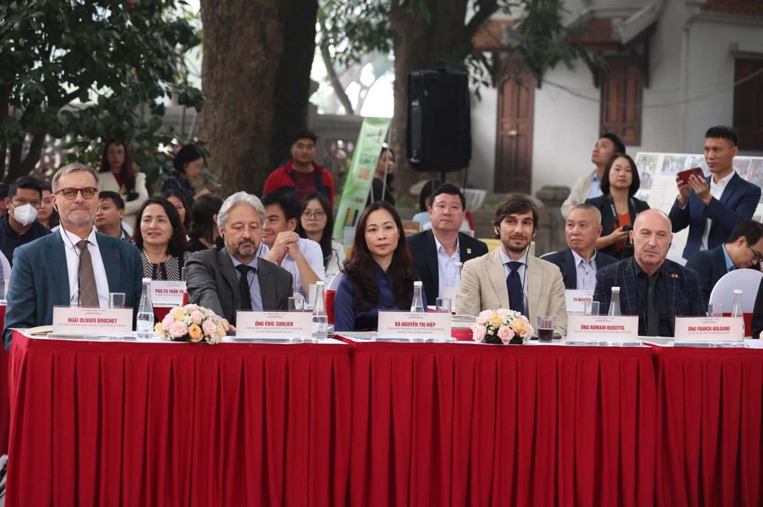 Delegater deltar i lanseringsevenemanget för projektet 