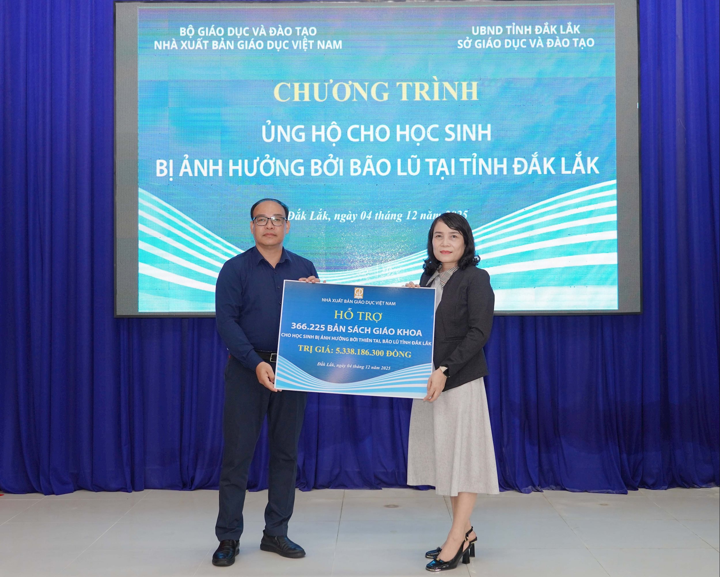 Nhà xuất bản Giáo dục Việt Nam hỗ trợ kịp thời 366 nghìn bản sách giáo khoa cho học sinh vùng lũ lụt tỉnh Đắk Lắk Nhà xuất bản Giáo dục Việt Nam hỗ trợ kịp thời 366 nghìn bản sách giáo khoa cho học sinh vùng lũ lụt tỉnh Đắk Lắk