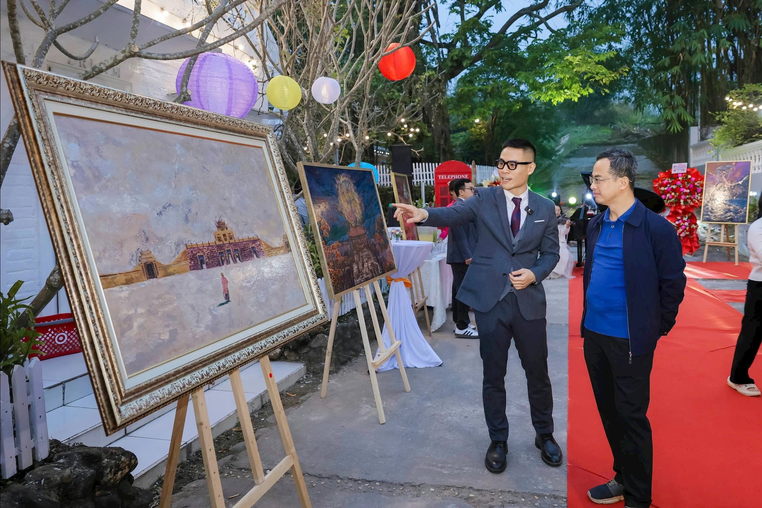 វិចិត្រករ Chu Nhat Quang ណែនាំស្នាដៃរបស់គាត់ដល់សាធារណជន។