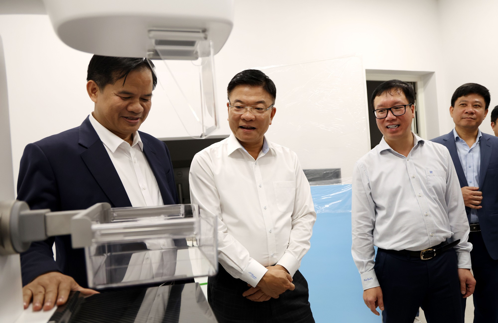 Hình ảnh: Phải làm ngày làm đêm để lắp đặt, chạy thử thiết bị tại cơ sở 2 Bệnh viện Bạch Mai và Việt Đức số 2