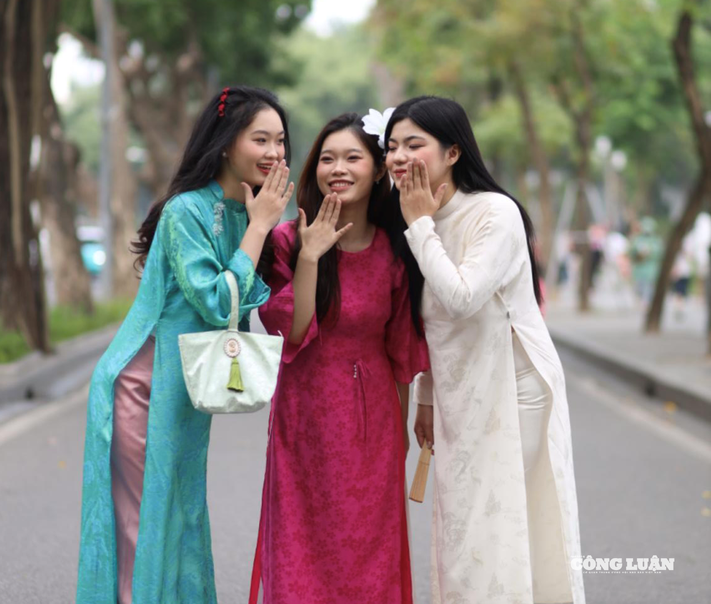 Cũng giống như Vy, nhóm bạn Phương - Linh Chi - Ngân cũng đã dậy từ rất sớm chuẩn bị make-up, làm tóc và trang phục cho buổi chụp hình. Theo Linh Chi, đây là bộ ảnh Tết mà nhóm đã lên kế hoạch từ trước đó, nên khi có thời gian các bạn đã không ngần ngại mà lên đồ để thực hiện ngay bộ ảnh cho mình. 