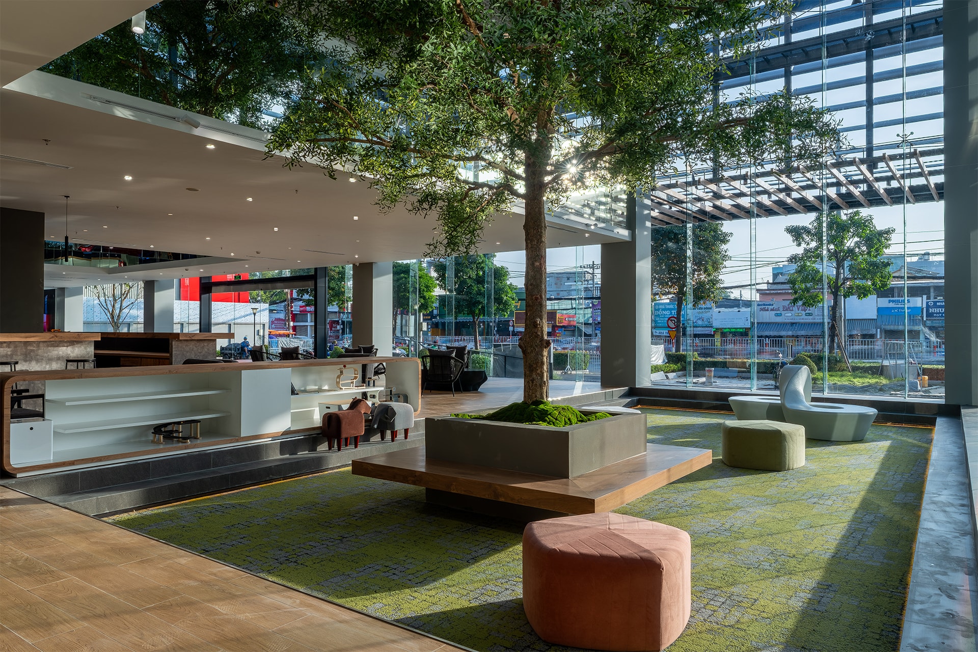 Khu vực sảnh chính kết nối thiên nhiên - Ảnh: Thaco Auto