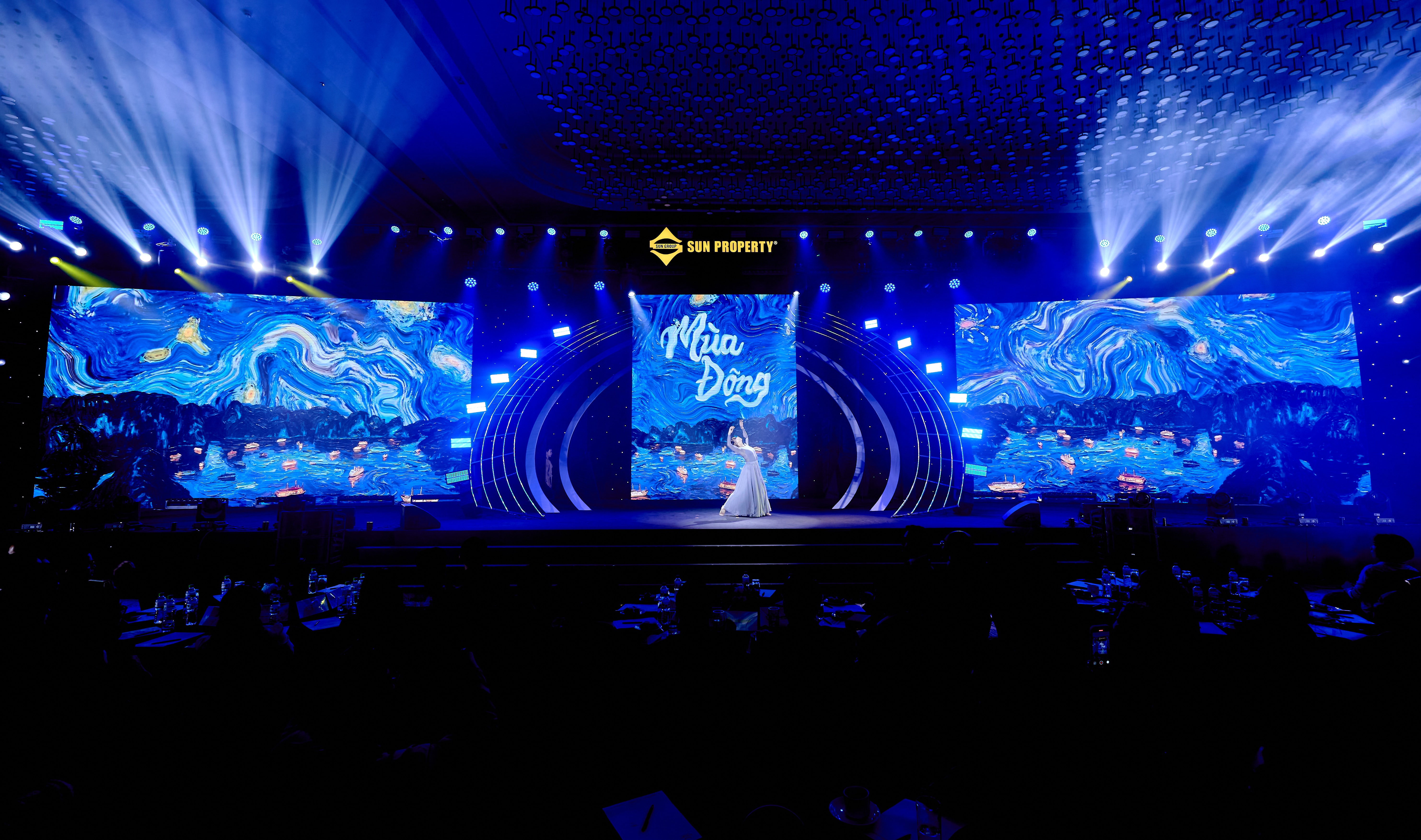 ១.ទីក្រុងដ៏ស្រស់ស្អាតនៃទីក្រុង Dien ដែលមានពន្លឺថ្ងៃ.jpg