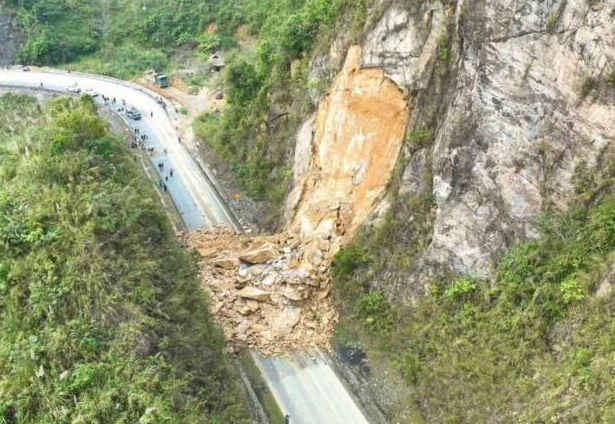 Xem xét công bố tình huống khẩn cấp về thiên tai trên Quốc lộ 6