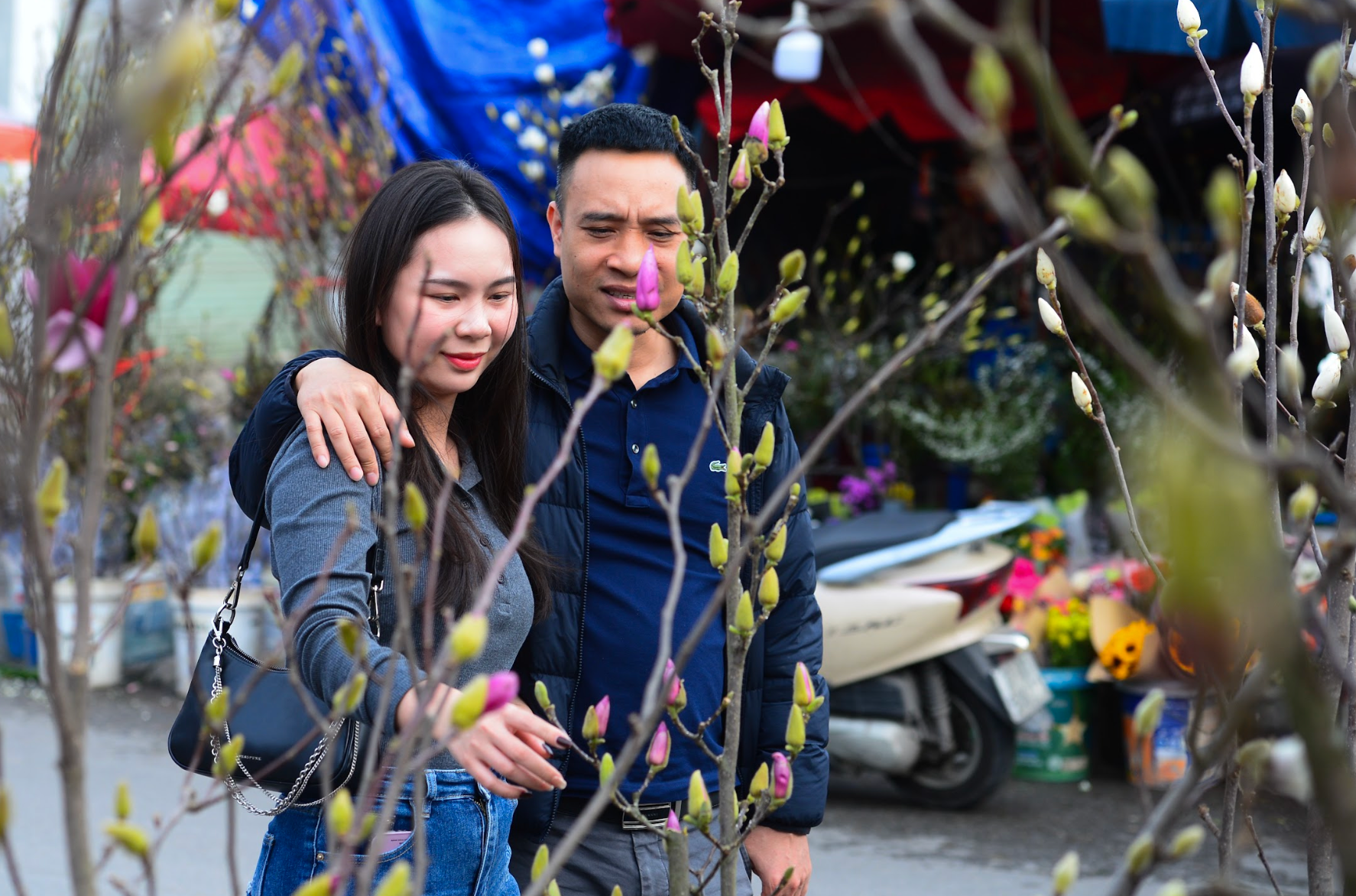 Покупниця з Ханоя, яка купила квіти магнолії на ринку Куангань, поділилася, що їй дуже подобається ця квітка через її гарну форму та гарне значення фен-шуй; вона підходить для розміщення у вітальні або на вівтарі.