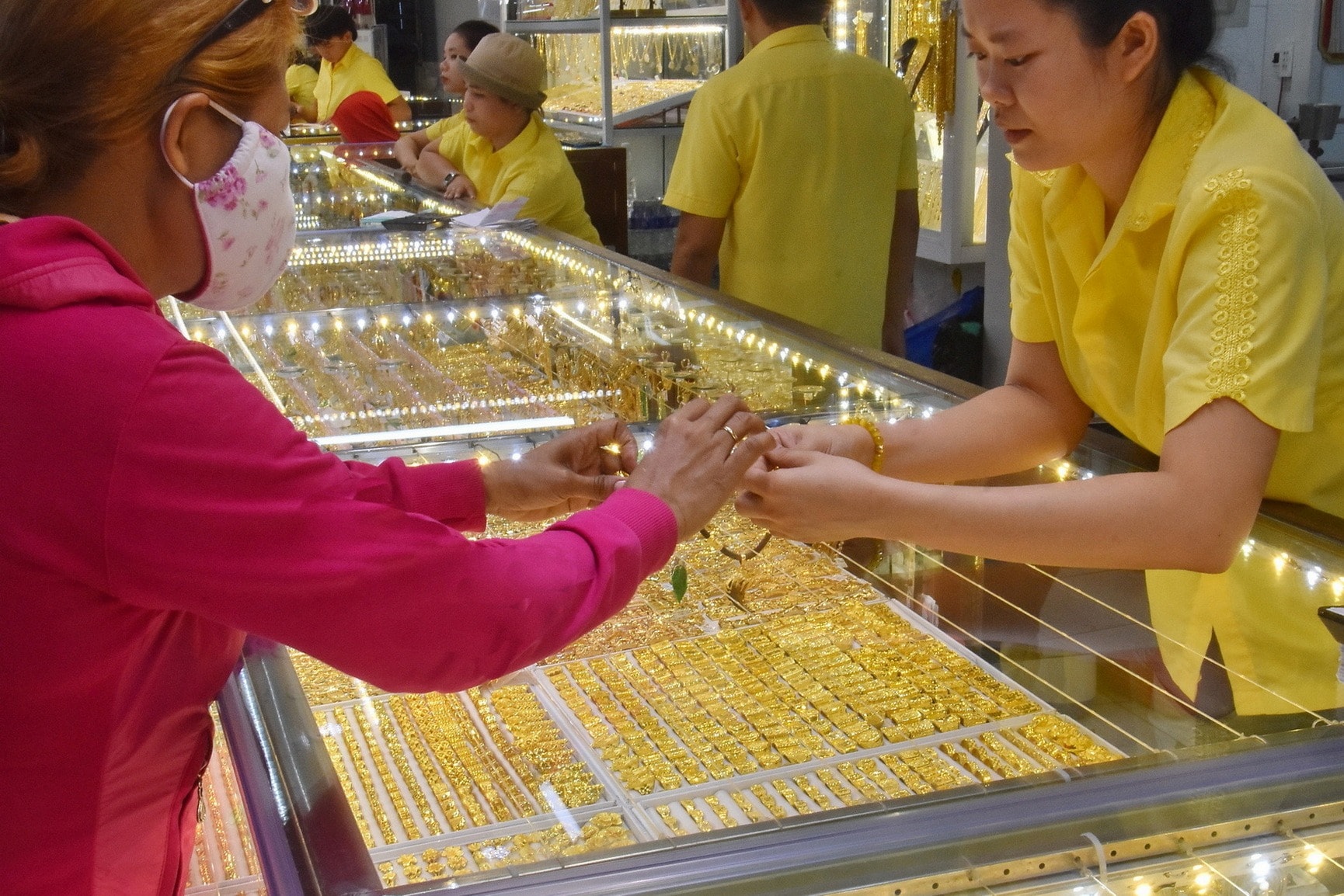 Giá vàng hôm nay 17 12 2025 Giá vàng SJC, giá vàng nhẫn, vàng miếng trong nước và giá vàng thế giới