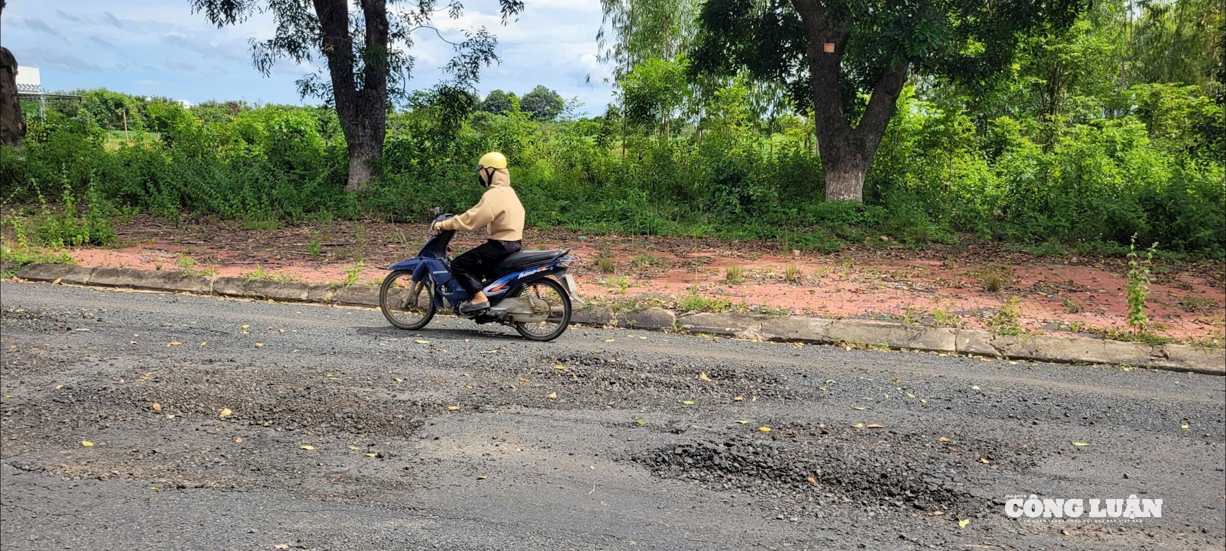 Chính quyền địa phương kiên qu không nhận bàn giao 2 tuyến đường vì vừa hoàn thành việc sửa chữa lại hư hỏng, xuống cấp nghiêm trọng