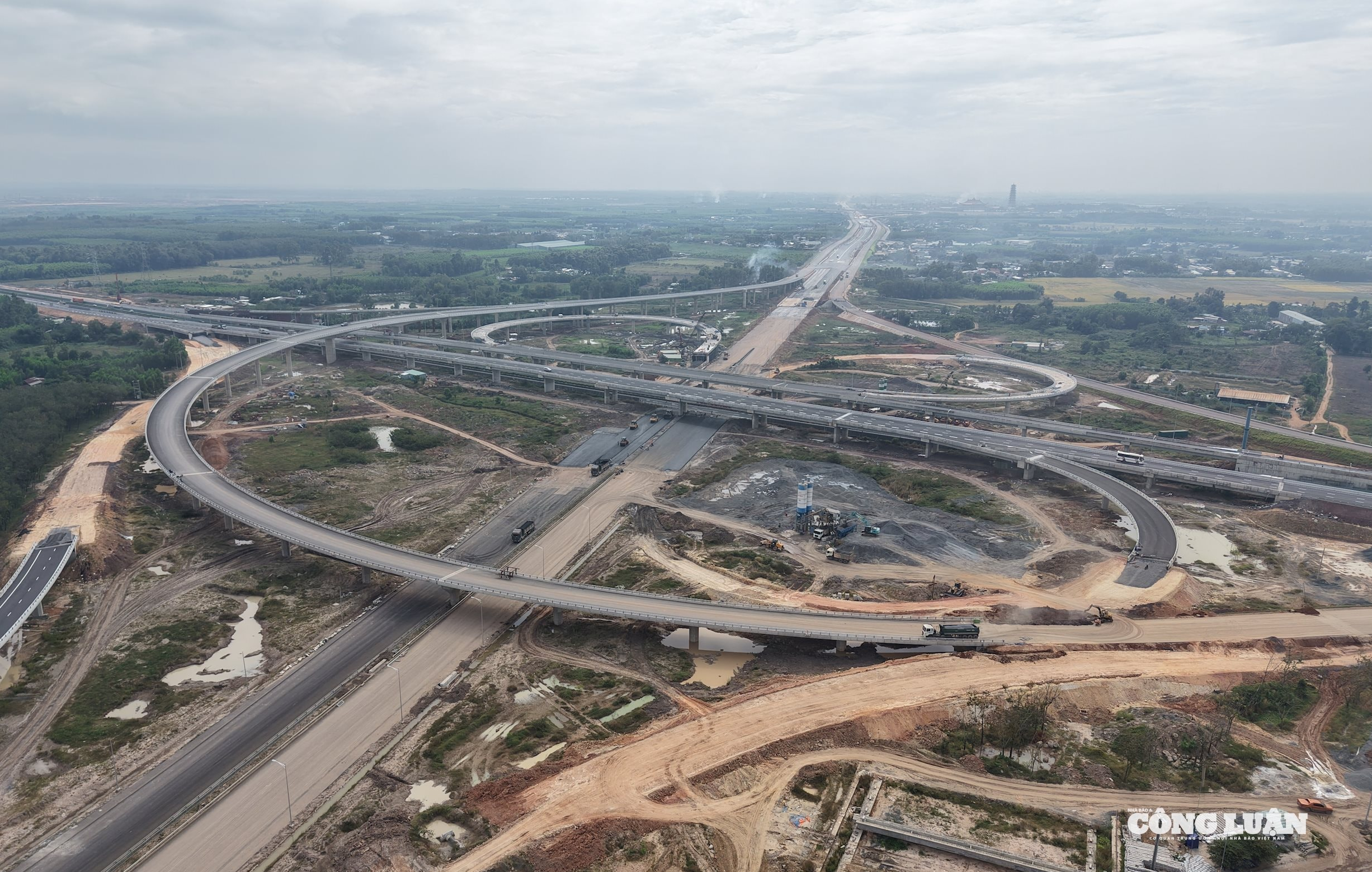 Ảnh 2.Hàng nghìn km đường bộ cao tốc hoàn thành giúp kết nối các khu vực, thúc đẩy giao thương và mở ra không gian phát triển mới.