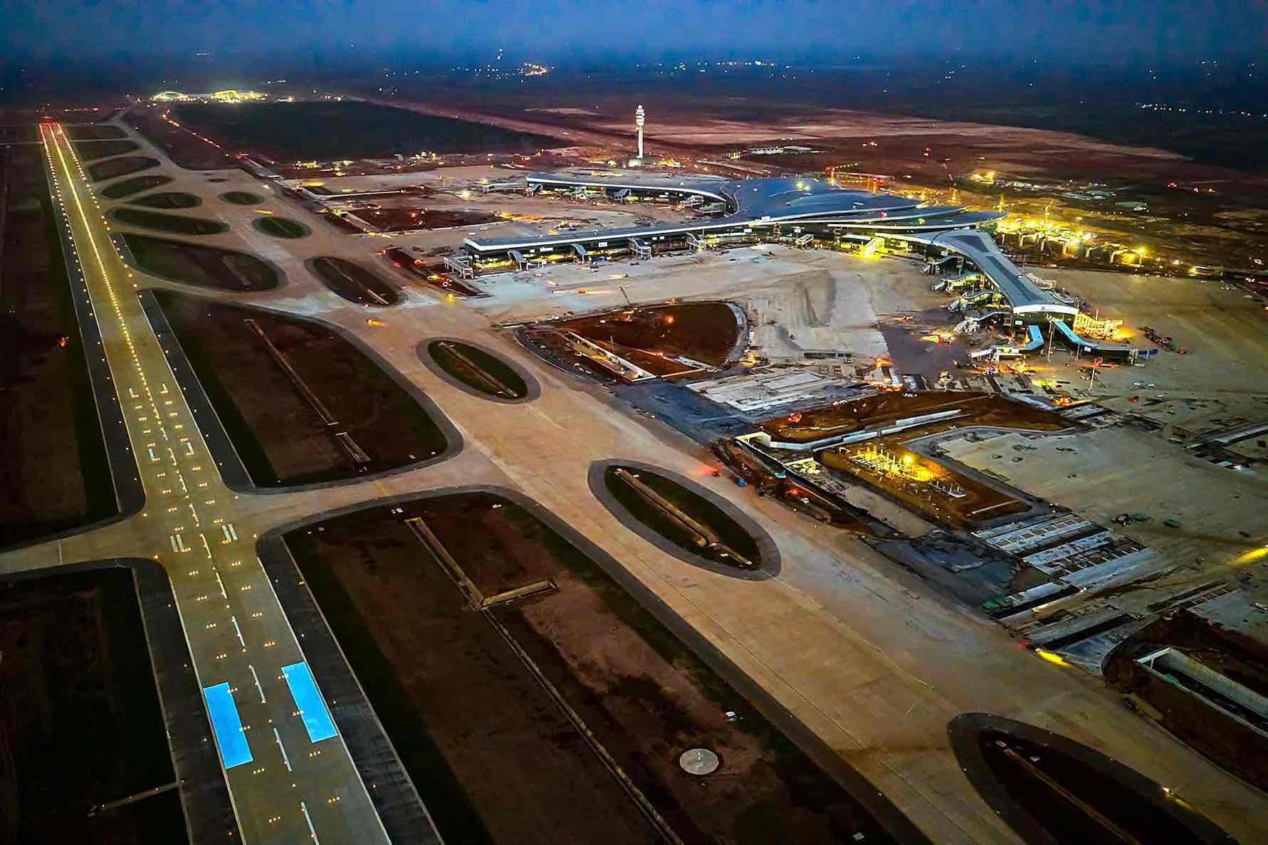 Toàn cảnh đường cất hạ cánh số 1 và nhà ga hành khách sân bay Long Thành.