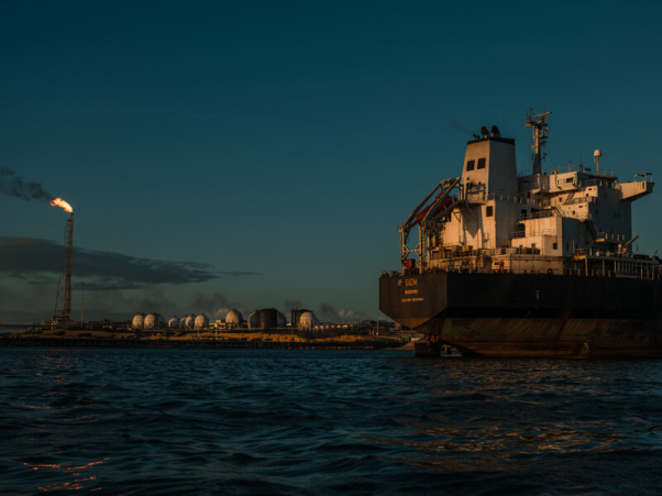 Lệnh chặn tàu dầu Venezuela của Tổng thống Donald Trump tác động thế nào đến giá xăng?