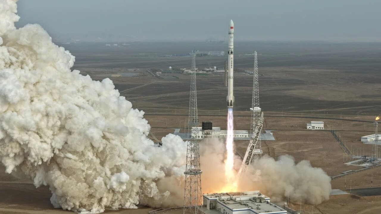 Raketa Long March-12A Y1 startuje z pilotní zóny Dongfeng Commercial Space Innovation Pilot Zone v severozápadní Číně, 23. prosince 2025. /CMG