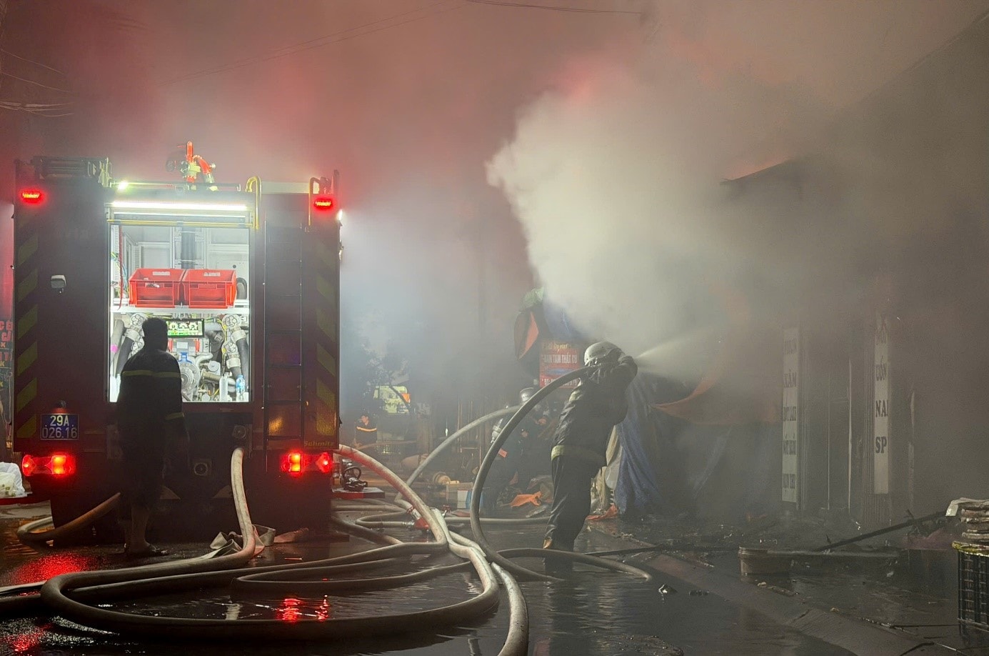 Cháy lớn tại chợ Xanh lúc rạng sáng, nhiều ki-ốt bị thiêu rụi