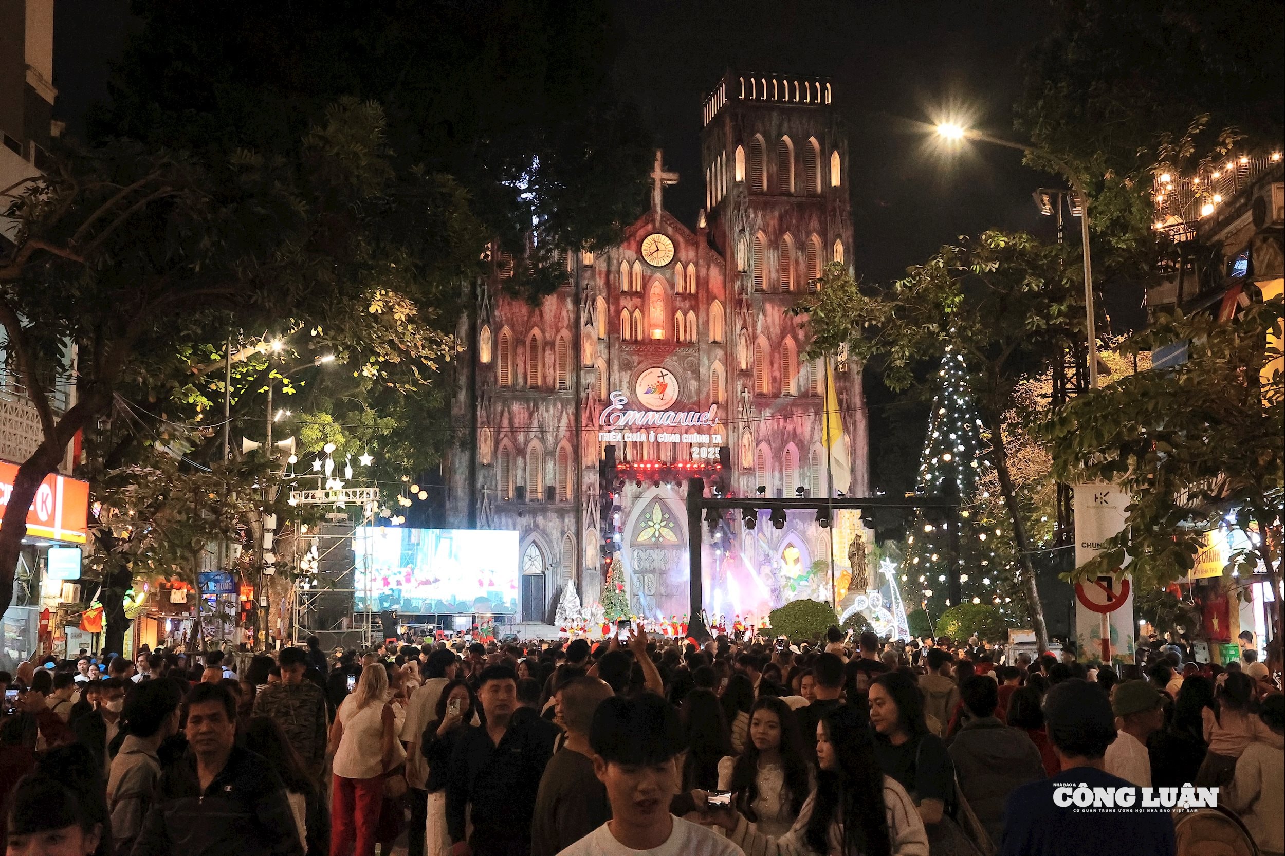 Hàng nghìn người đổ về Nhà thờ Lớn Hà Nội chờ đón Giáng sinh 2025