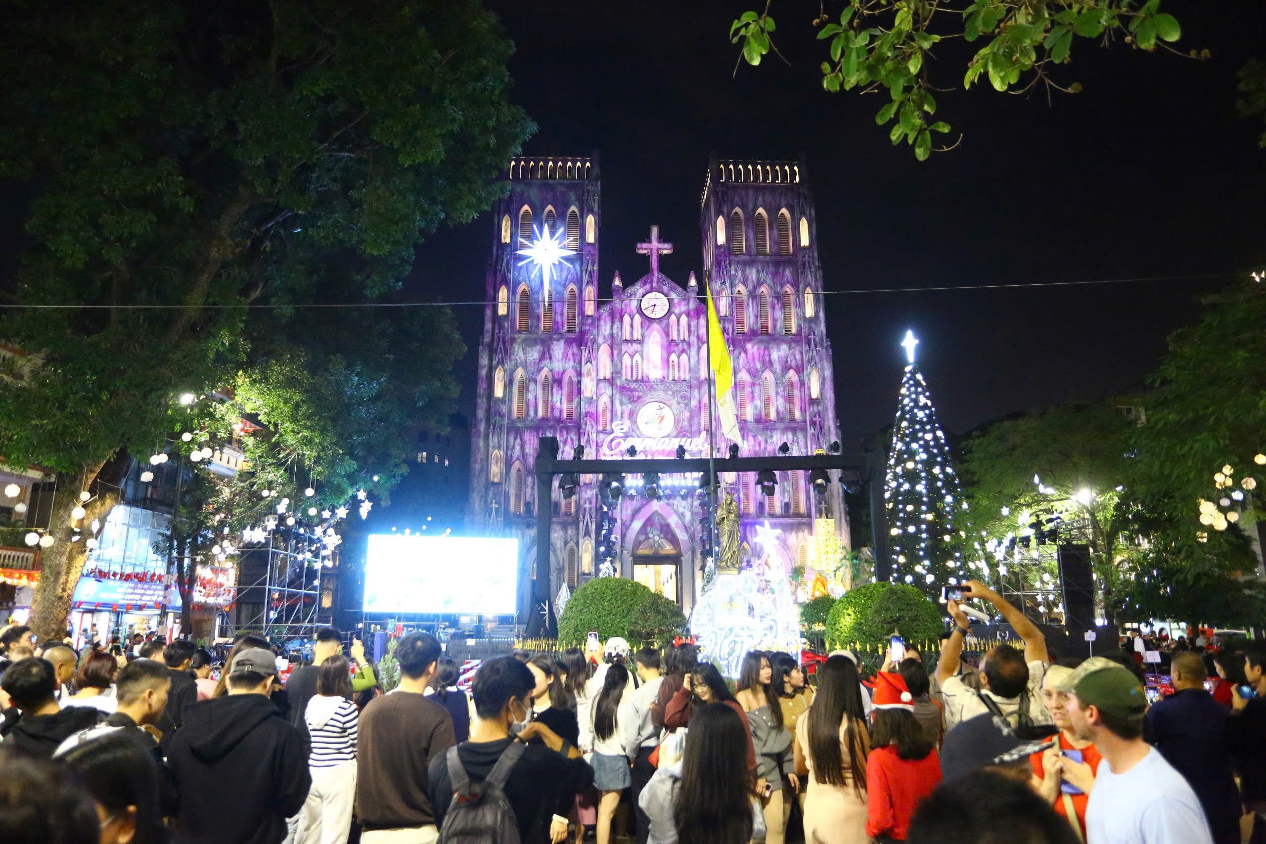 Không khí Giáng sinh rộn ràng bao trùm các tuyến phố Hà Nội