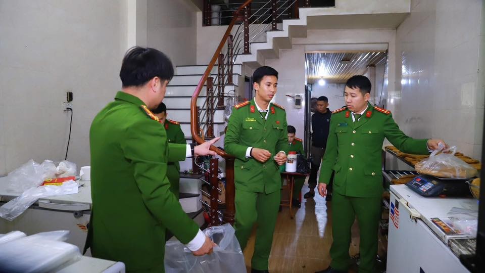 Lực lượng Công an tỉnh Tuyên Quang kiểm tra cơ sở sản xuất giò chả tại chợ Tam Cờ