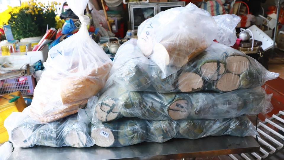 Số lượng lớn giò chả chứa hàn the bị thu giữ tại hiện trường