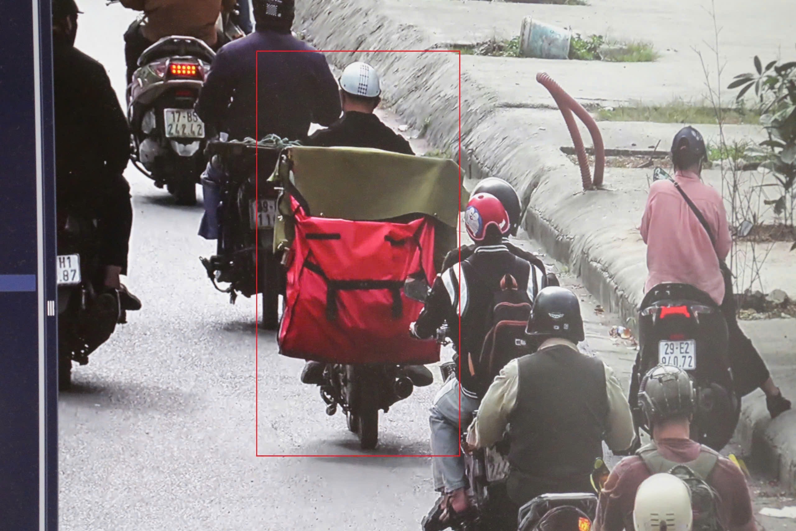 Che biển số để né phạt, shipper không qua mắt được camera AI