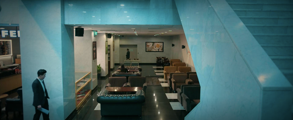 Hiếu bất ngờ xuất hiện khiến Duyên lúng túng.