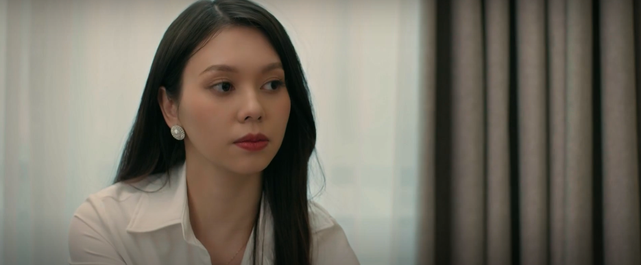 Bách và Duyên tranh luận về kết quả cuộc thi tại khách sạn.