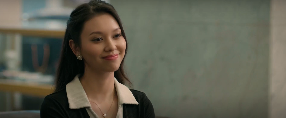 Hiếu chứng kiến cảnh Duyên gặp gỡ riêng và nhận tiền từ Hoàng cận.