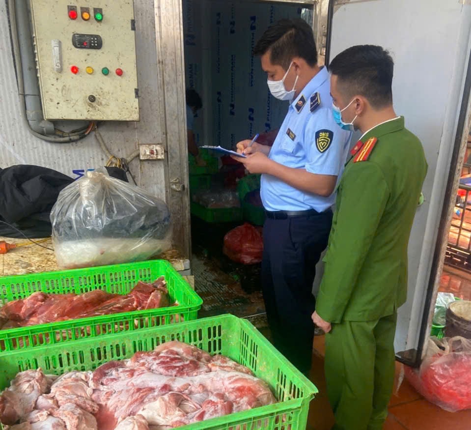 Hưng Yên: Phát hiện thịt lợn tím bầm, bốc mùi tại hai cơ sở giết mổ