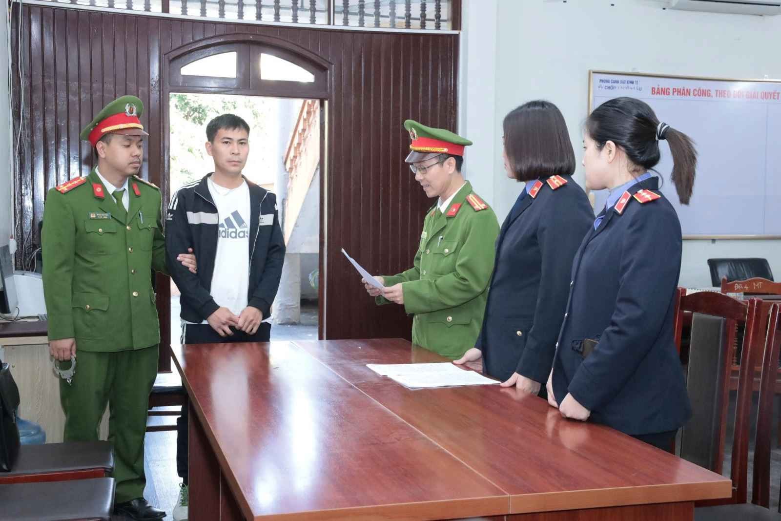 Hưng Yên: Khởi tố đối tượng sản xuất gần 4.000 can nước giặt, nước rửa chén giả