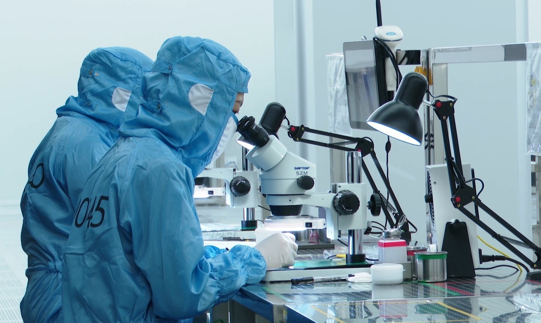 Sản xuất camera tại Công ty trách nhiệm hữu hạn Sunny Opotech Việt Nam tại Khu công nghiệp Yên Bình (tỉnh Thái Nguyên). Ảnh: TTXVN