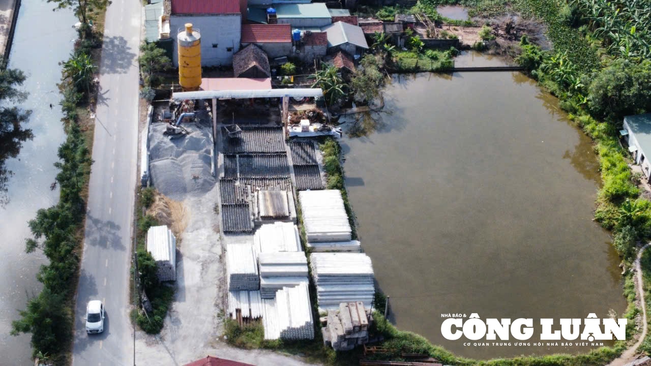 Trạm đúc cọc bê tông nằm ngay sát cạnh trong khu dân cư (Ảnh: Minh Thiên).