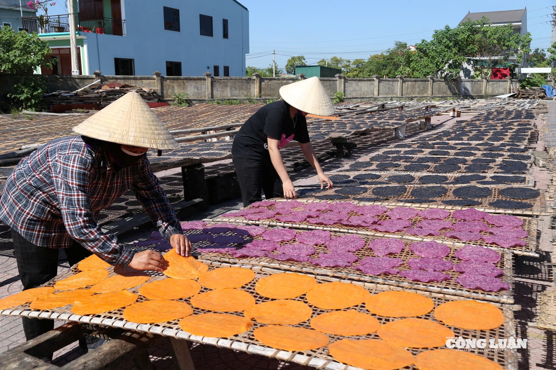Từ những nguyên liệu gần gũi, qua sự khéo léo của người thợ lành nghề đã cho ra đời chiếc bánh giòn rụm, bắt mắt