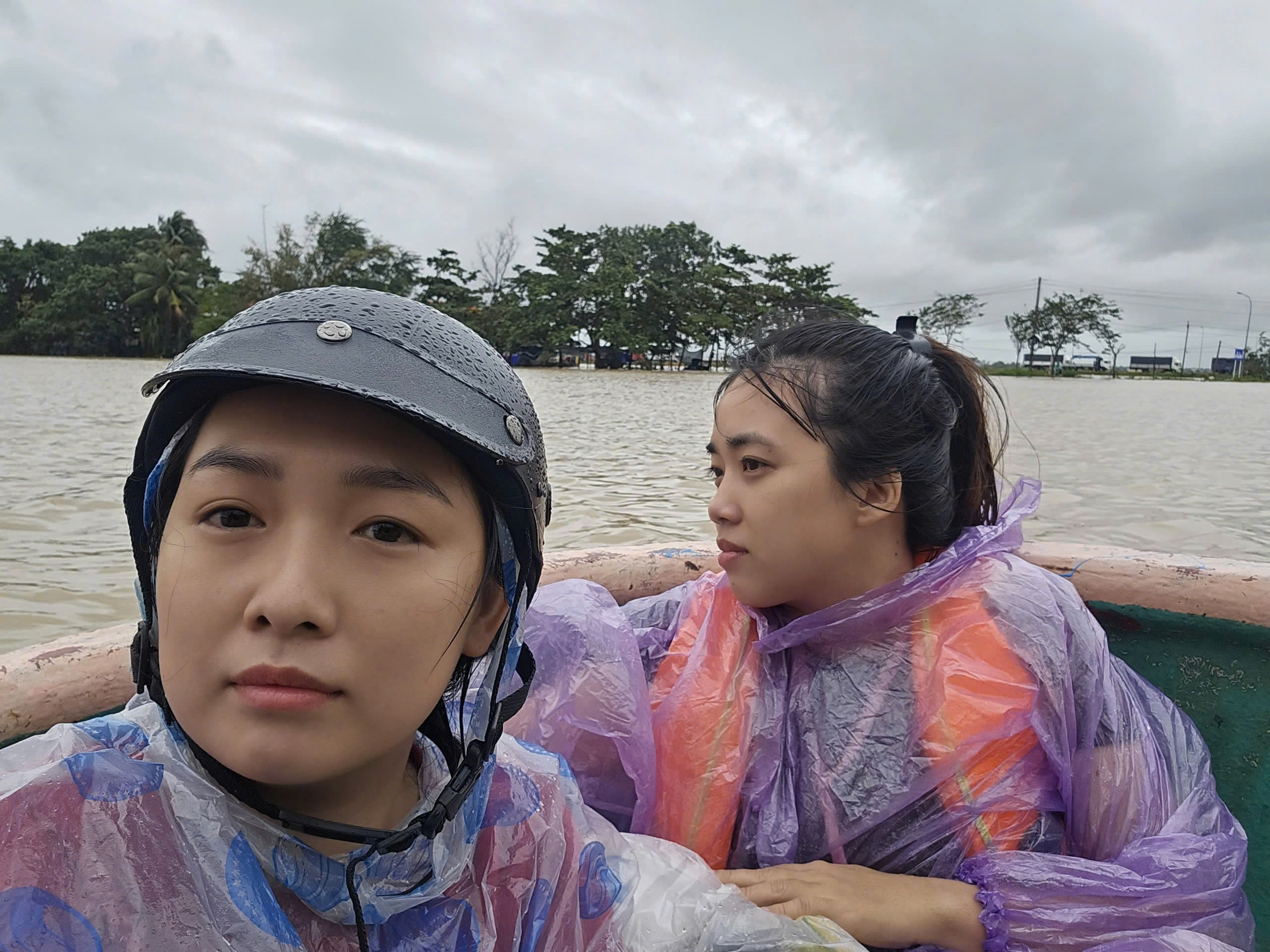 3.000 tin nhắn cầu cứu từ những mái nhà ngập nước