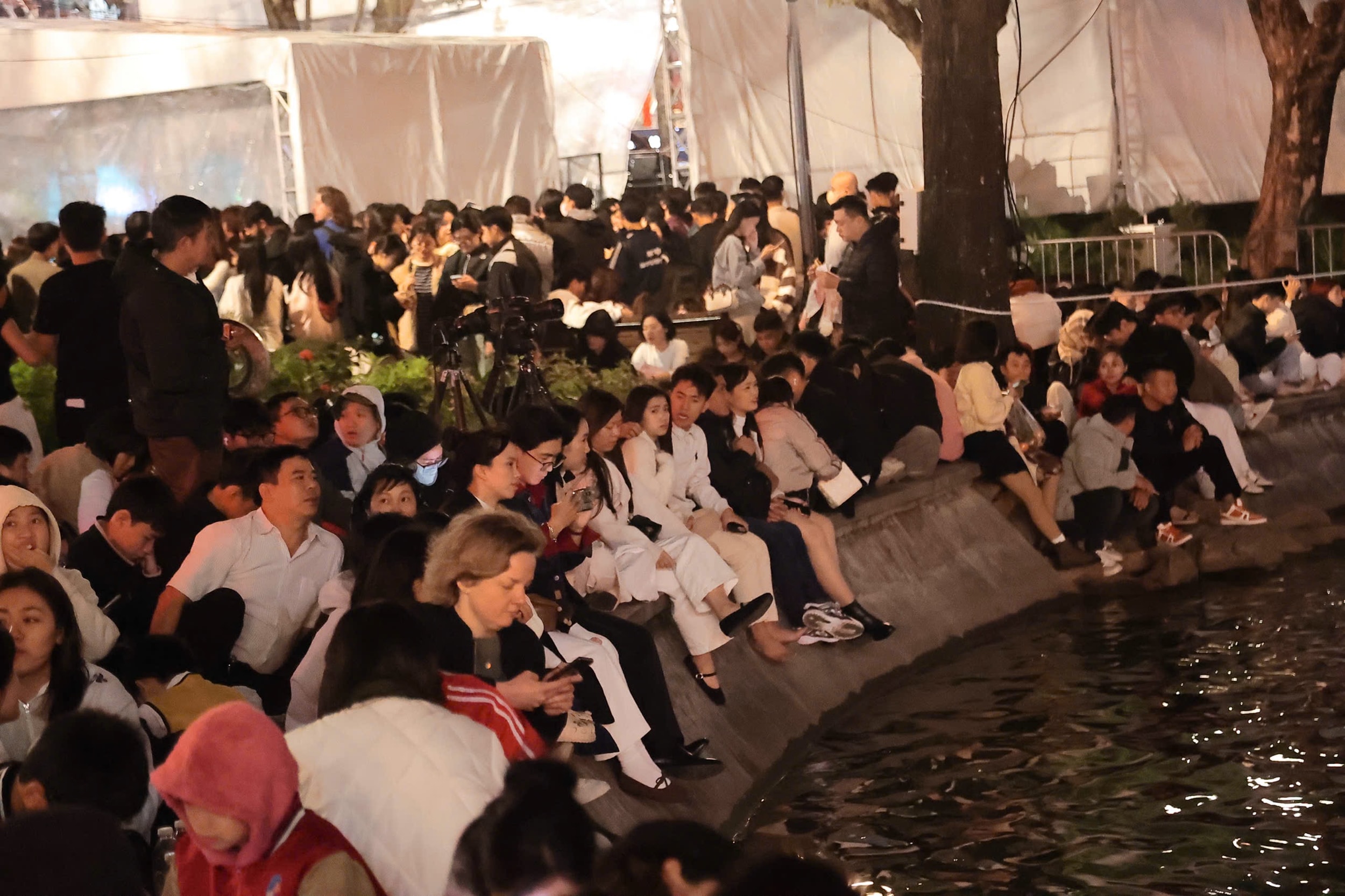 Hồ Gươm đông nghịt người trước thời khắc Countdown chào năm mới 2026