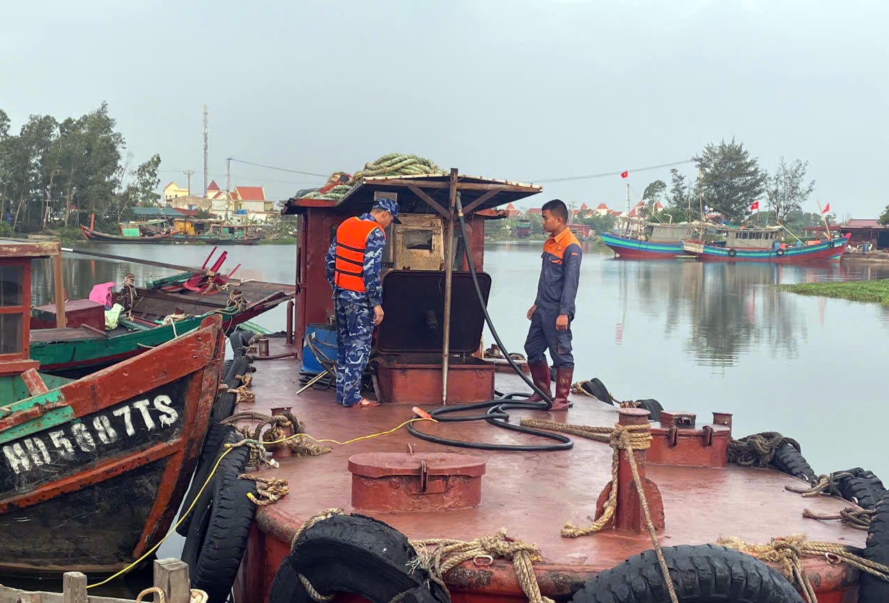 Phát hiện tàu chở 12.000 lít dầu không rõ nguồn gốc trên vùng biển giáp ranh Ninh Bình - Hưng Yên