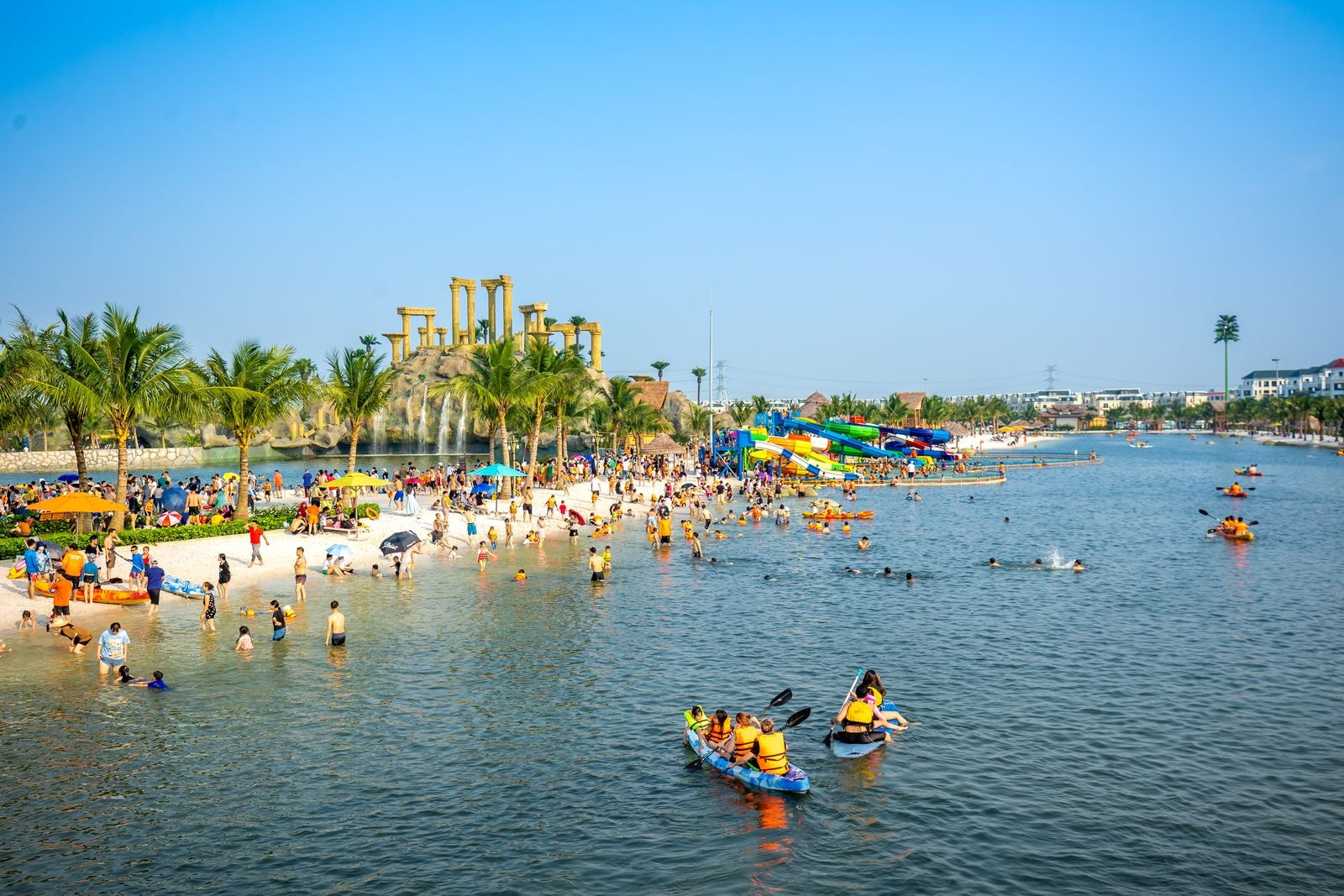 Hoạt động vui chơi tại VinWonders Wave Park