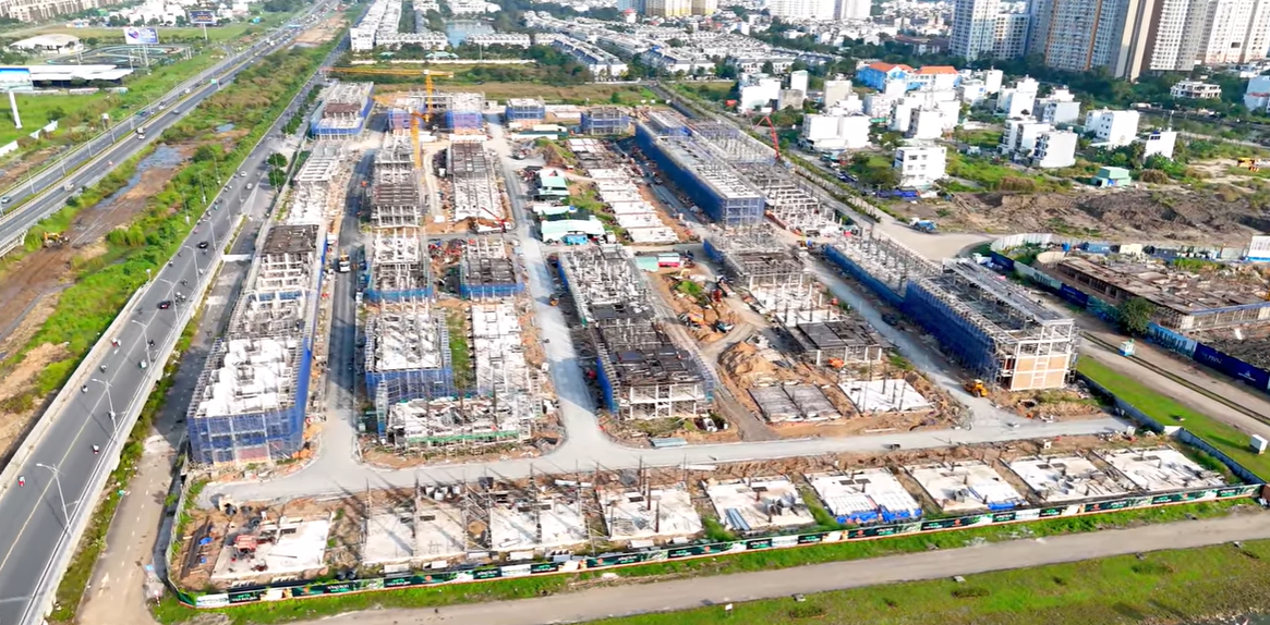 A Tiến Phước Ingatlaniroda által fejlesztett Senturia An Phú projekt építése felgyorsul, és várhatóan 2026 negyedik negyedévében kerül átadásra.