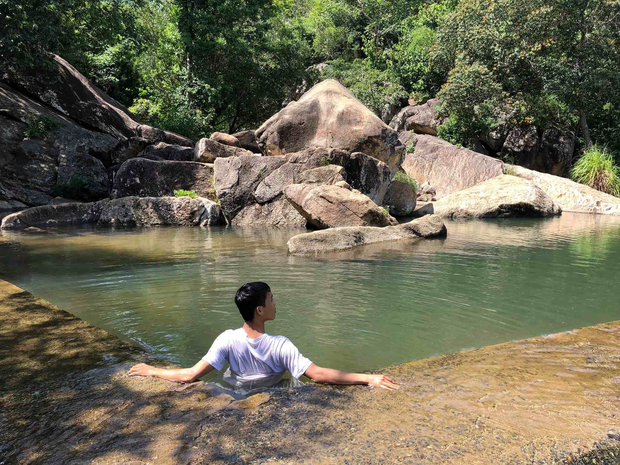 Chụp ảnh tại suối Lạnh