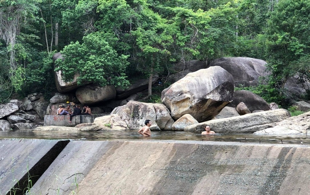 Tắm suối Lạnh Bác Ái