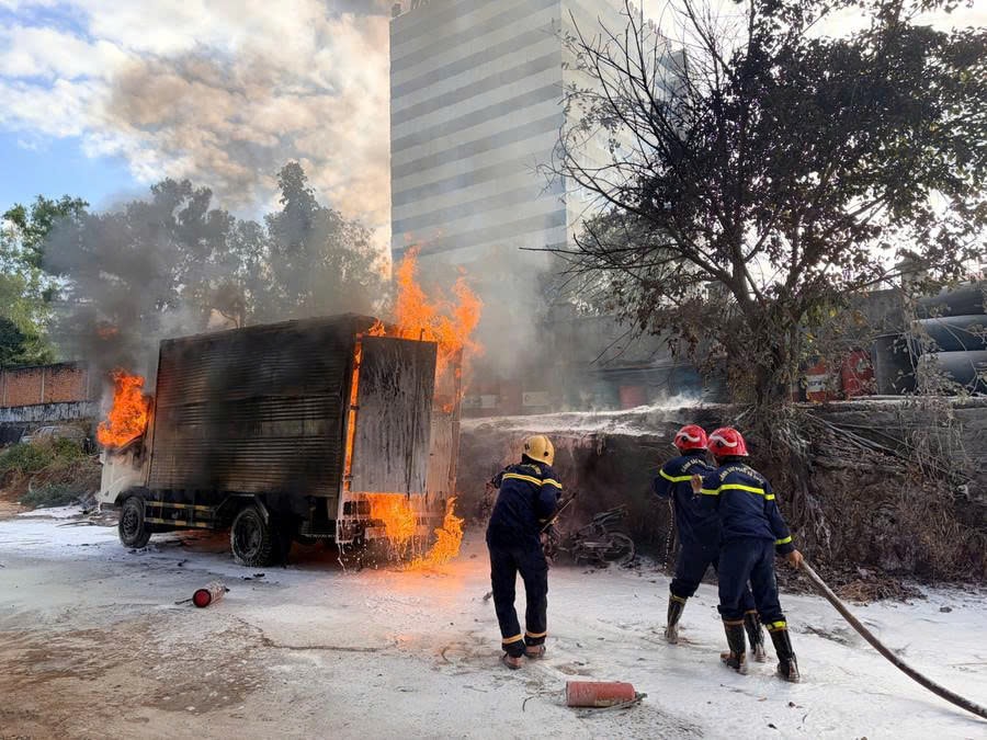 Gia Lai: Xe tải bất ngờ bốc cháy ngùn ngụt trong cây xăng
