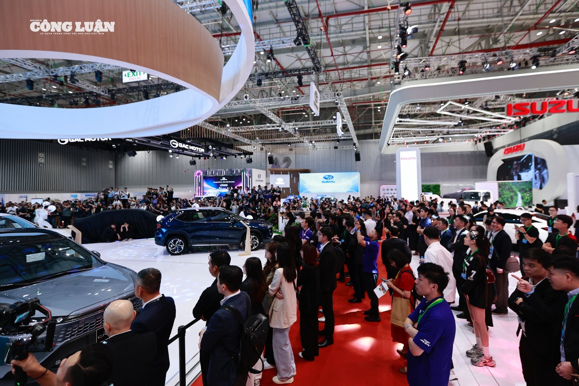 Tiêu thụ ô tô lập đỉnh lịch sử tại Việt Nam