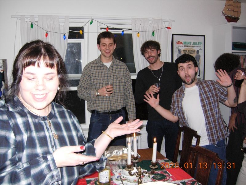 Shaughnessy Barker đã tổ chức một bữa tiệc tối với bạn bè vào ngày 13 tháng 1. Cô ấy nói rằng các buổi tụ họp xã giao rất quan trọng đối với cô ấy vì cô ấy không sử dụng thiết bị kỹ thuật số.