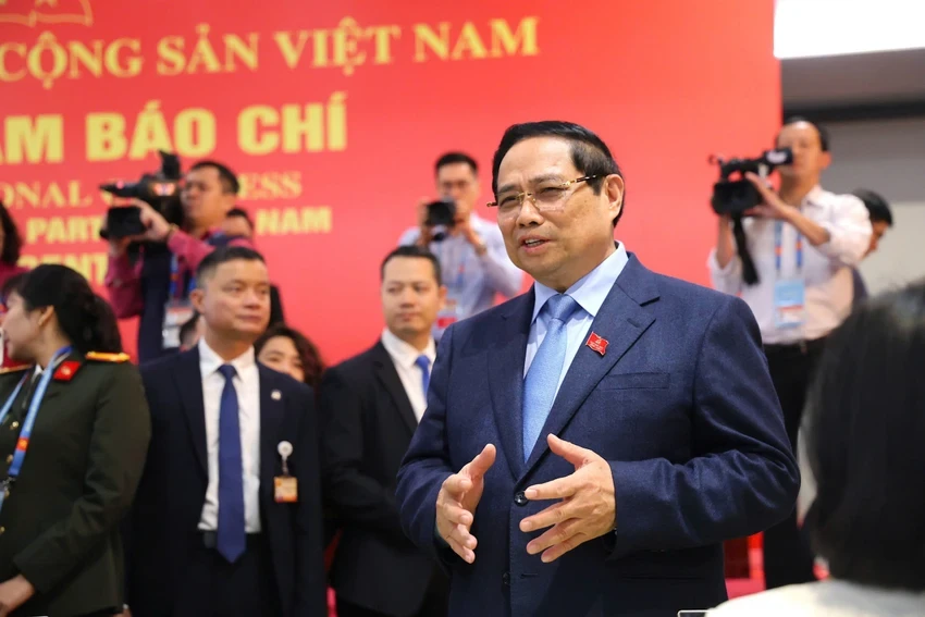 Thủ tướng Phạm Minh Chính thăm, động viên phóng viên báo chí tác nghiệp tại Đại hội XIV của Đảng