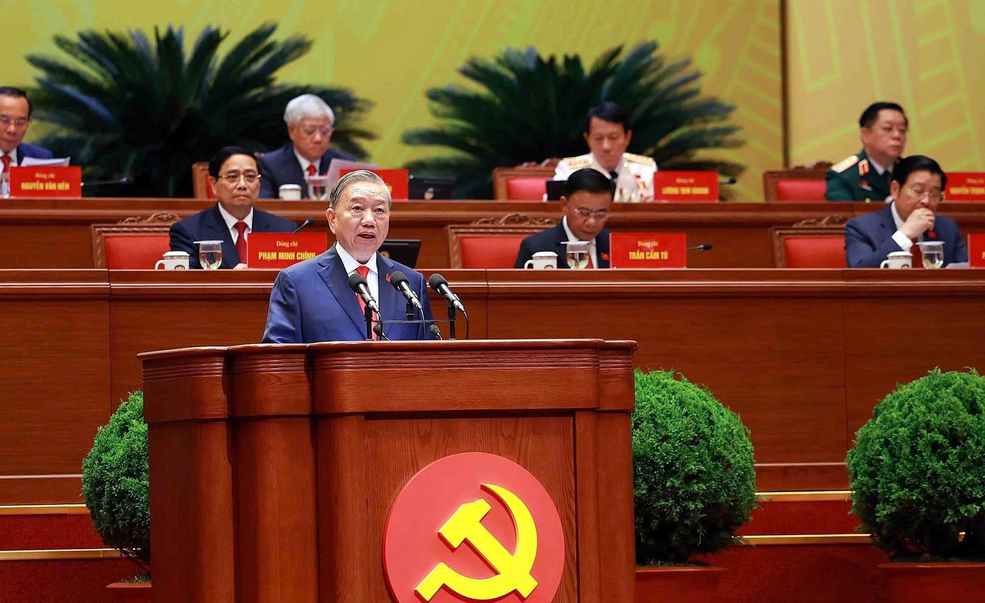 Tổng Bí thư Tô Lâm trình bày Báo cáo của Ban Chấp hành Trung ương Đảng khóa XIII về các văn kiện trình Đại hội XIV của Đảng. Ảnh: TTXVN