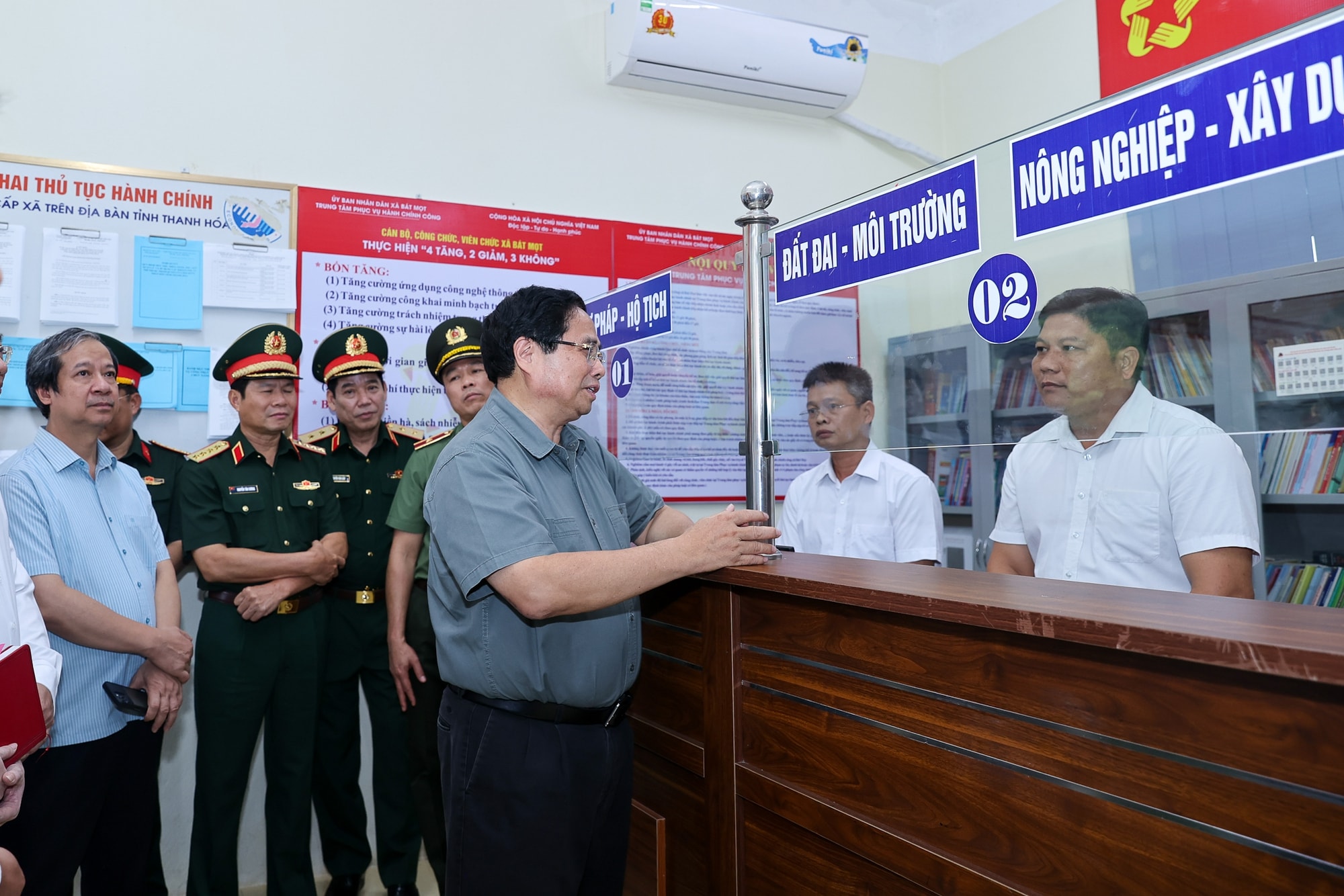 Hình ảnh: Thủ tướng yêu cầu bố trí cán bộ, công chức cấp xã đúng chuyên môn số 1