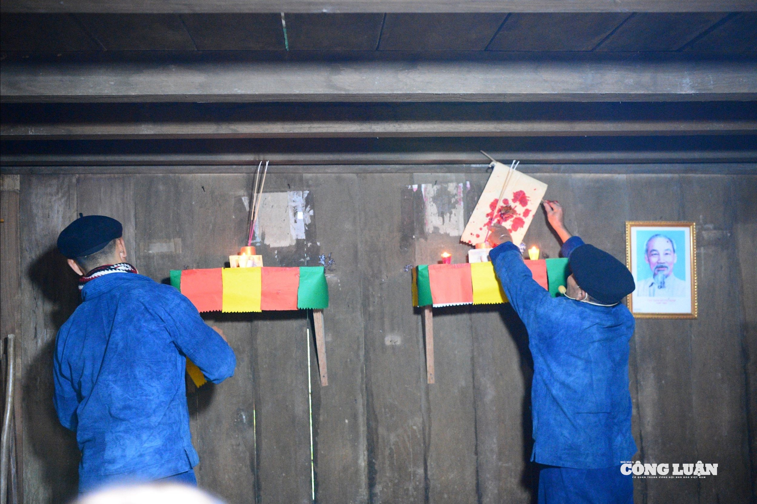 Đặc biệt, hình ảnh bà con dán giấy bản lên các công cụ lao động như cuốc, dao, liềm… khiến nhiều du khách thích thú. Theo quan niệm của người Mông, ngày Tết không chỉ con người nghỉ ngơi mà cả những công cụ lao động cũng cần được 