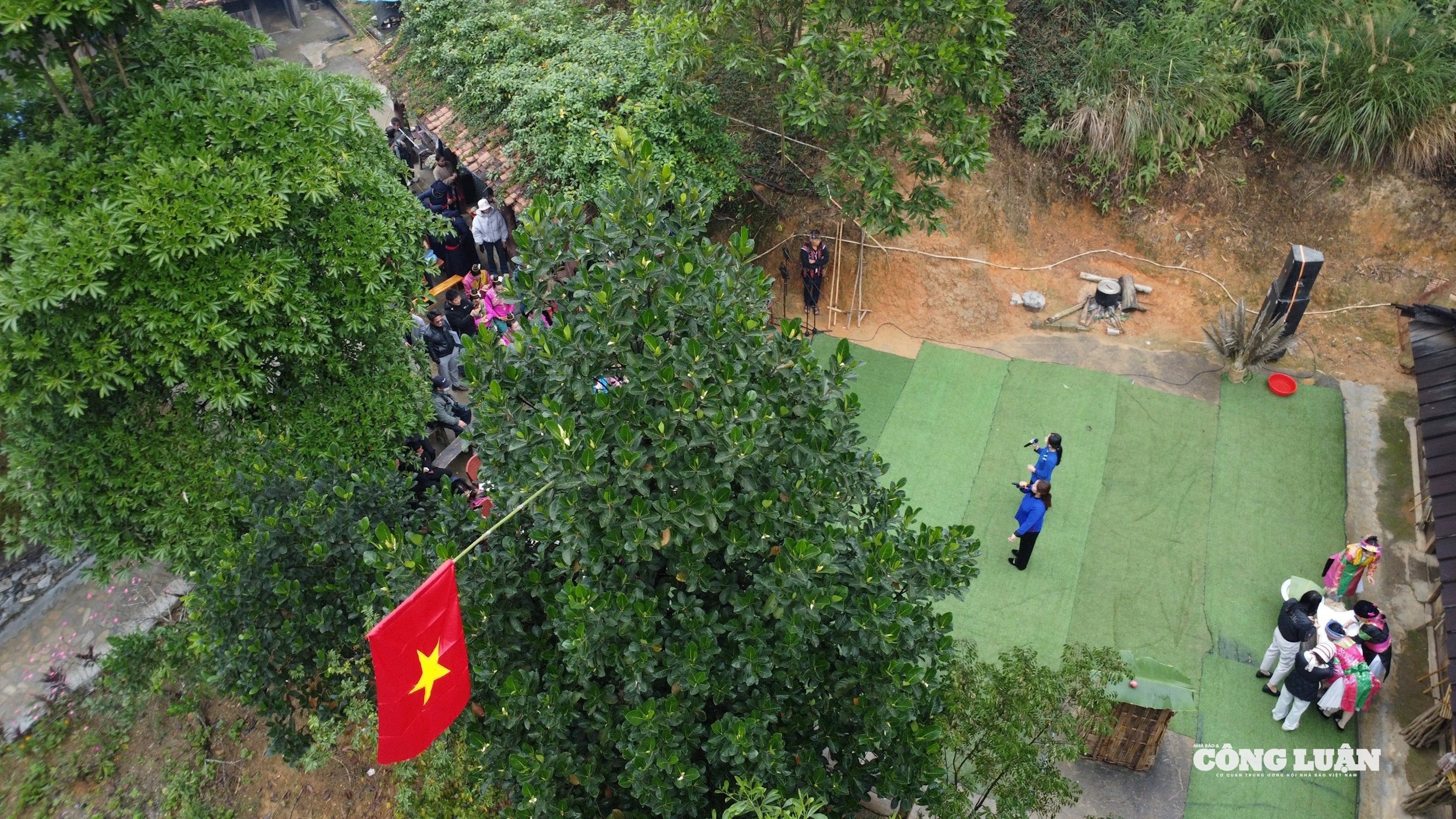 Điểm nhấn trong không gian Tết là hoạt động làm bánh dày – món bánh mang ý nghĩa biểu tượng cho mặt trăng, mặt trời, nguồn gốc sinh ra muôn loài. Từ khâu đồ xôi, chuẩn bị cối giã đến khi nặn bánh, bọc lá chuối đều được thực hiện công phu, trong tiếng cười nói rộn ràng của bà con và du khách.