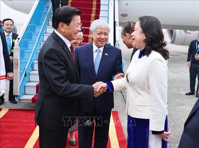 Tổng Bí thư, Chủ tịch nước Lào Thongloun Sisoulith và Phu nhân bắt đầu thăm cấp Nhà nước tới Việt Nam - ảnh 3 Hình ảnh: Tổng Bí thư, Chủ tịch nước Lào Thongloun Sisoulith và Phu nhân bắt đầu thăm cấp Nhà nước tới Việt Nam số 3